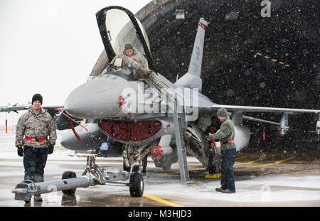 Une équipe de maintenance prépare un F-16CM Fighting Falcon d'être poussé dans un abri d'avions sur la base aérienne de Spangdahlem, en Allemagne, Feb 6, 2018. Une tempête de neige, mettre un terme à l'exploitation des vols pour la journée mais ne s'arrête pas la nécessité pour l'entretien général de la flotte de Spangdahlem de F-16. Aviateurs, affecté à la 52e AMXS sont chargés avec le soin et l'entretien de l'aéronef américain uniquement à la suppression de l'spécialisés les défenses aériennes ennemies (SEAD) rôle dans le théâtre d'opérations européen. (U.S. Air Force Banque D'Images