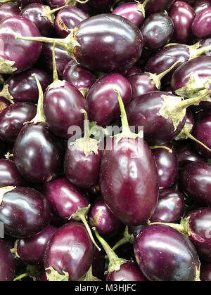 Un gros tas d'aubergines indiennes Banque D'Images