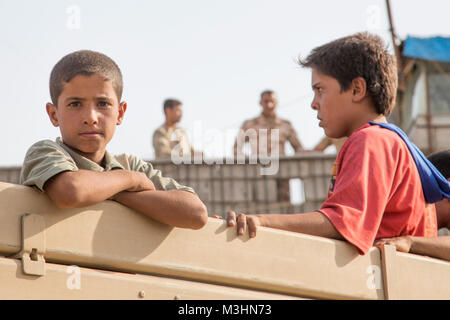 Les enfants arrivent à un point de contrôle de personnes déplacées dans la région de Dibis, l'Iraq, le 30 septembre 2017. (U.S. Army Banque D'Images