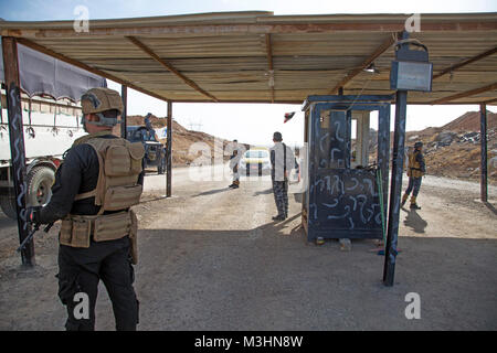 Les membres des forces de sécurité iraquiennes fournit la sécurité à un point de contrôle près de Mossoul, Irak, Aski l'Iraq, le 13 novembre 2017. L'ampleur et la diversité de partenaires de coalition démontre l'objectif global et unifié de vaincre ISIS en Iraq et en Syrie. Les GFIM-OIR est la Coalition mondiale pour vaincre ISIS en Iraq et en Syrie. (U.S. Army Banque D'Images