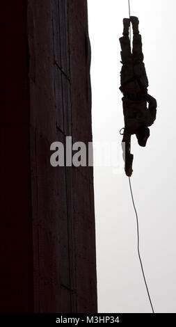 La Coalition irakienne et la lutte contre la descente en rappel pour apprendre les soldats Force d'opérations spéciales à l'Académie du Service de lutte contre le terrorisme, l'Iraq à Bagdad, le 15 janvier 2018. Professeurs de l'Académie CTS iraquiens conduire un programme de formation mixte assistée par la Coalition pour professionnaliser davantage les forces irakiennes à travers le pays. La Force opérationnelle interarmées - fonctionnement inhérentes à résoudre est la Coalition mondiale pour vaincre ISIS en Iraq et en Syrie. (Coalition Banque D'Images