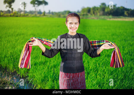 Belle femme agriculteur en champ de riz, la Thaïlande Banque D'Images