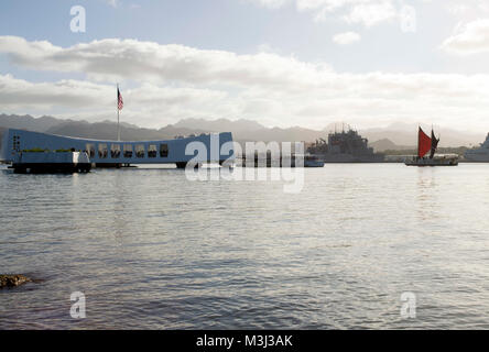 180210-N-468-0272 sur Pearl Harbor, Hawaii (10 févr. 10, 2018) La double coque traditionnels polynésiens voyageant en canot, Hōkūle'a, rend rend hommage comme il passe par le USS Arizona Memorial lors de sa toute première visite aux eaux de Pearl Harbor, le 10 février. L'équipage a été accueilli au Rainbow Bay Marina par le Puʻuloa communauté et marine, qui sont l'occasion de sa visite en canot. L'engagement d'une semaine à suivre comprendra des visites scolaires, des visites de vérification à quai et un équipage parler histoire événement. Dans le cadre de la Mahalo, Hawaiʻi Sail, l'objet de la visite d'Hōkūleʻa est d'amener le canoë pour plus d'Hawaiʻi's chil Banque D'Images