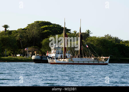 180210-N-468-0031 sur Pearl Harbor, Hawaii (10 févr. 10, 2018) La double coque traditionnels polynésiens voyageant en canot, Hōkūle'a, rend rend hommage comme il passe par l'USS Nevada au Memorial Hospital au cours de son premier point de visite aux eaux de Pearl Harbor, le 10 février. L'équipage a été accueilli au Rainbow Bay Marina par le Puʻuloa communauté et marine, qui sont l'occasion de sa visite en canot. L'engagement d'une semaine à suivre comprendra des visites scolaires, des visites de vérification à quai et un équipage parler histoire événement. Dans le cadre de la Mahalo, Hawaiʻi Sail, l'objet de la visite d'Hōkūleʻa est d'amener le canot au plus Banque D'Images