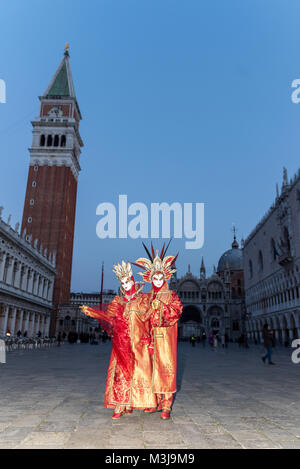 Venise, Italie. 11 Février, 2018. Carnaval de Venise à proximité de la Place Saint Marc, des gens habillés en costumes de carnaval et de poser. Credit : pmgimaging/Alamy Live News Banque D'Images