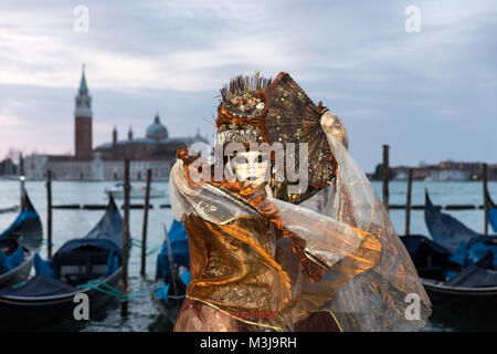 Venise, Italie 11 Février, 2018. Les personnes en costumes posent à l'aube pendant un beau lever de soleil près de St Mark's Squarei au cours de Carnaval de Venise. Credit : Carol Moir / Alamy Live News. Banque D'Images