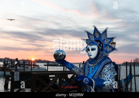 Venise, Italie 11 Février, 2018. Les personnes en costumes posent à l'aube pendant un beau lever de soleil près de St Mark's Squarei au cours de Carnaval de Venise. Credit : Carol Moir / Alamy Live News. Banque D'Images