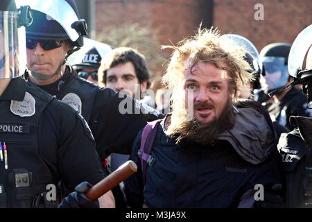 Seattle, WA, USA. 10 fév, 2018. Un homme est emmené par la police de Seattle après avoir été arrêtés alors qu'ils protestaient contre un rassemblement organisé par le groupe conservateur Patriot la prière à l'Université de Washington. Le rallye est allé de l'avant après un juge fédéral a bloqué l'université d'organisateurs de facturation pour la sécurité de l'événement. Les combats ont éclaté à différents moments pendant les manifestations. Credit : Toby Scott. Credit : Toby Scott/SOPA/ZUMA/Alamy Fil Live News Banque D'Images