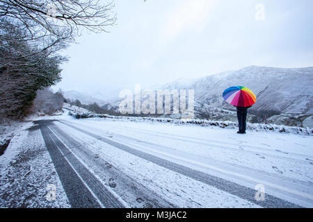 Lake District, Cumbria, Royaume-Uni Météo. Une alerte jaune pour la neige dans le domaine de la Met Office pour aujourd'hui avec la neige tomber déjà dans le village de Troutbeck et la puce, Cumbria. Une personne qui prend de la vue sur la Puce près du village de Troutbeck dans Cumbria avec la neige Banque D'Images