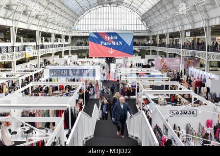 Londres, Royaume-Uni. 11 février 2018. Vue générale de l'espace d'exposition. Londres pur, le plus grand événement de mode d'achat du commerce de vêtements pour homme, femme, chaussures et accessoires des designers émergents et établis, s'ouvre à Kensington Olympia présentant les dernières tendances pour AW18/19. Crédit : Stephen Chung / Alamy Live News Banque D'Images