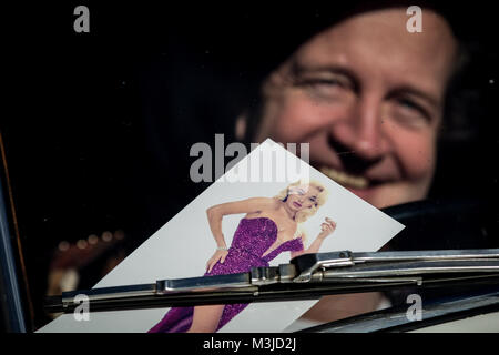 Londres, Royaume-Uni. Feb 11 2018. Dors-Lake Jason, fils de Diana Dors, pose pour des photos au volant de la Rolls Royce Silver Cloud blanc Mk2 initialement détenue par Diana Dors juste avant le dévoilement d'une plaque commémorative Diana Dors bleu à son ancienne maison sur Tonbridge Street à Chelsea. Crédit : Guy Josse/Alamy Live News Banque D'Images