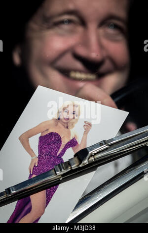 Londres, Royaume-Uni. Feb 11 2018. Dors-Lake Jason, fils de Diana Dors, pose pour des photos au volant de la Rolls Royce Silver Cloud blanc Mk2 initialement détenue par Diana Dors juste avant le dévoilement d'une plaque commémorative Diana Dors bleu à son ancienne maison sur Tonbridge Street à Chelsea. Crédit : Guy Josse/Alamy Live News Banque D'Images