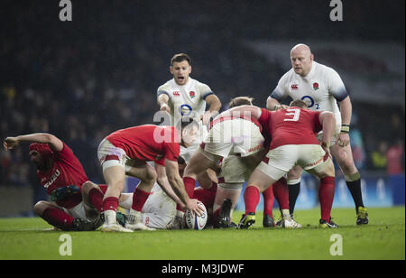 London, UK. 10 Février 2018 : le Pays de Galles Gareth Davies se prépare pour effacer la balle d'un ruck comme Dan Cole et Danny Care rechercher sur pendant le match des 6 Nations NatWest au stade de Twickenham, Royaume-Uni. Ashley:crédit Western/Alamy Live News Banque D'Images