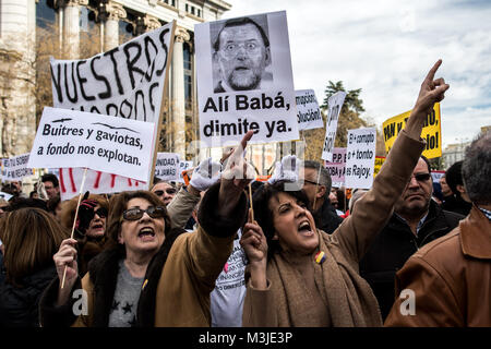 Madrid, Espagne. Feb 11, 2018. Deux femmes criant des slogans contre le Gouvernement de Mariano Rajoy qui protestaient contre la corruption lors d'une manifestation à Madrid, Espagne. Credit : Marcos del Mazo/Alamy Live News Banque D'Images