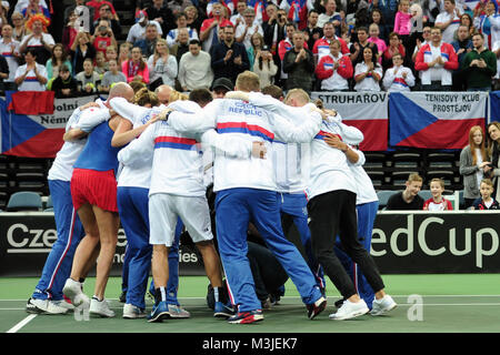 Prague, République tchèque. Feb 11, 2018. L'équipe de tennis tchèque célèbre la victoire lors de leur match de Fed Cup entre la République tchèque v suisse à Prague, République tchèque, le 11 février 2018. Petra Kvitova a terminé un conte retour à la Fed Cup tennis par outplaying Belinda Bencic suisse pour mettre la République tchèque dans un large avantage 3-0 à Prague. La victoire retentissante gagne les Tchèques en demi-finale un jour ou l'autre à domicile contre le Belarus ou loin de l'Allemagne. *** *** Local Caption Petra Kvitova a terminé un conte retour à la Fed Cup par BNP Paribas tennis par outplaying Swiss No1 Belinda Benc Banque D'Images