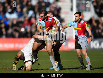 London, UK. 11 Février, 2018. amie Roberts d'Arlequins est abordé au cours d'Aviva Premiership match entre Harlequins et les Wasps à Twickenham Stoop, le dimanche 11 février 2018. Londres en Angleterre. Credit : Taka Wu/Alamy Live News Banque D'Images