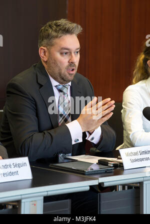 8 février 2018 - Hong Kong, Hong Kong SAR, Chine - HONG KONG : Chine - février 08, 2018. Conférence de presse au Conseil législatif avec des bureaux d'avocats canadiens représentant les trois réfugiés Snowden. Marc-André Séguin, Michael Simkin et Cristina Rogov visiter Hong Kong à la question des rapports troublants de l'ingérence de la police de Hong Kong dans le cas des réfugiés. Envoyé par pour les réfugiés, l'ONG basée à Montréal qui a ceux parrainés par les sept demandeurs d'asile d'immigrer au Canada, les procureurs vivement dénoncé l'utilisation de faux témoignages forcés par la police de Hong Kong à prejud Banque D'Images