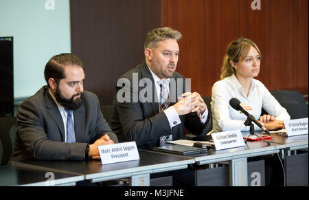 8 février 2018 - Hong Kong, Hong Kong SAR, Chine - HONG KONG : Chine - février 08, 2018. Conférence de presse au Conseil législatif avec des bureaux d'avocats canadiens représentant les trois réfugiés Snowden. Marc-André Séguin, Michael Simkin et Cristina Rogov visiter Hong Kong à la question des rapports troublants de l'ingérence de la police de Hong Kong dans le cas des réfugiés. Envoyé par pour les réfugiés, l'ONG basée à Montréal qui a ceux parrainés par les sept demandeurs d'asile d'immigrer au Canada, les procureurs vivement dénoncé l'utilisation de faux témoignages forcés par la police de Hong Kong à prejud Banque D'Images