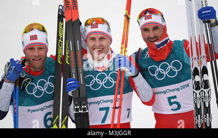 Pyeongchang, Corée du Sud. Feb 11, 2018. Martin Johnsrud Sundby (L-R, argent) Simen Hegstad Krueger (7) d'or, et Hans Christer Holund (bronze) de Norwegen célèbrent leur succès à Pyeongchang, Corée du Sud, 11 février 2018. Credit : Hendrik Schmidt/dpa-Zentralbild/dpa/Alamy Live News Banque D'Images