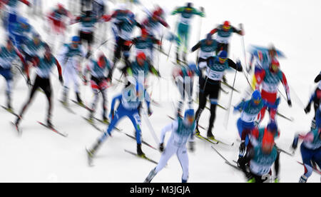 Pyeongchang, Corée du Sud. Feb 11, 2018. Les skieurs de fond sur la voie à Pyeongchang, Corée du Sud, 11 février 2018. Credit : Hendrik Schmidt/dpa-Zentralbild/dpa/Alamy Live News Banque D'Images