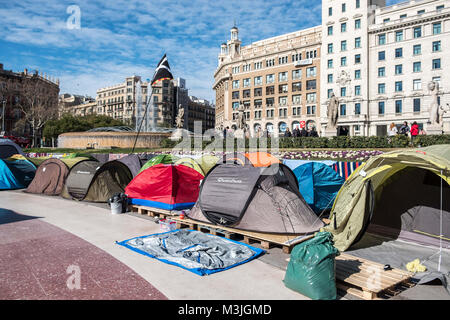 Barcelone, Catalogne, Espagne. Feb 11, 2018. Plusieurs tentes occupent la Plaza Catalunya à Barcelone pour réclamer Carles Puigdemont comme président de la Catalogne.pendant dix jours consécutifs et malgré les menaces d'expulsion par la police d'un petit groupe de partisans de l'indépendance a campé dans le Central Plaza Catalunya à Barcelone. L'initiative veut résister à l'occupation jusqu'à Carles Puigdemont sera reconnaître comme nouveau président de Catalunya à l'encontre de la volonté de le gouvernement de Madrid. Credit : Paco Freire/SOPA/ZUMA/Alamy Fil Live News Banque D'Images