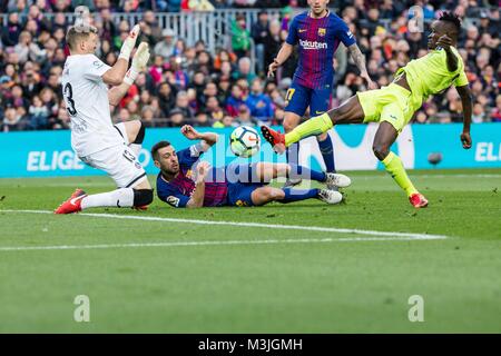 Barcelone, Espagne. 11 Février, 2018. Getafe CF gardien Vicente Guaita (13), défenseur du FC Barcelone Jordi Alba (18) et Getafe CF avant Amath Ndiaye (23) pendant le match entre le FC Barcelone contre Getafe, pour le cycle 23 de la Liga Santander, joué au Camp Nou le 11 février 2018 à Barcelone, Espagne. Credit : CORDON PRESS/Alamy Live News Banque D'Images