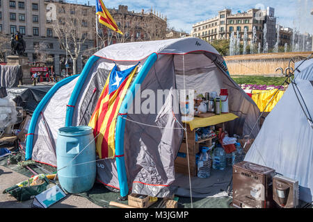 Barcelone, Catalogne, Espagne. Feb 11, 2018. Plusieurs tentes occupent la Plaza Catalunya à Barcelone pour réclamer Carles Puigdemont comme président de la Catalogne.Pour le dixième jour consécutif et malgré les menaces d'expulsion par la police d'un petit groupe de partisans de l'indépendance a campé dans le Central Plaza Catalunya à Barcelone. L'initiative veut résister à l'occupation jusqu'à Carles Puigdemont sera reconnaître comme nouveau président de Catalunya à l'encontre de la volonté de le gouvernement de Madrid. Credit : Paco Freire/SOPA/ZUMA/Alamy Fil Live News Banque D'Images