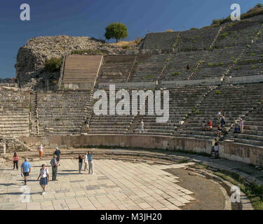 Éphèse, Izmir, Turquie. 1 octobre, 2004. Les touristes errent dans les ruines de il grand théâtre à Éphèse, Turquie, situé sur la pente de la colline du Panayir. Une ancienne ville grecque sur la côte ionienne, datant du 10e siècle avant J.-C., Ephèse était un religieux, culturel et commercial de la ville connu pour ses temples et l'architecture. Ses ruines sont maintenant une attraction touristique internationale préférée et un site du patrimoine mondial de l'UNESCO.. Credit : Arnold Drapkin/ZUMA/Alamy Fil Live News Banque D'Images