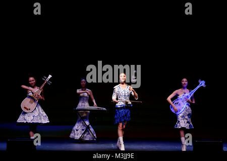 Los Angeles, USA. 10 fév, 2018. Faire de la musique d'artistes au cours de la 'Joyeux Nouvel An Chinois Tianjin Beijing charmant' de Hebei performance au Saban Theatre de Los Angeles, Los Angeles, États-Unis, le 10 février, 2018. Le 'Joyeux Nouvel An Chinois Beijing Tianjin Shanghai' charmant événement a eu lieu à l'Saban Theatre le samedi pour célébrer le prochain Nouvel An chinois. Crédit : Li Ying/Xinhua/Alamy Live News Banque D'Images