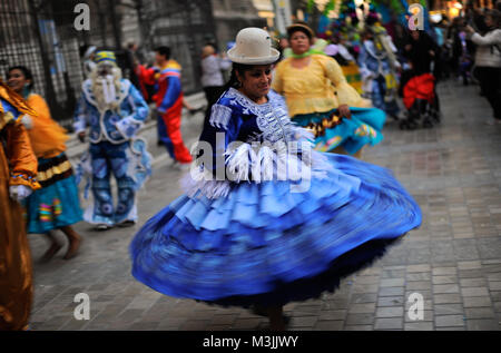 Malaga, Espagne. 10 fév, 2018. Une femme vu qu'elle daning prend part dans le défilé du carnaval au centre-ville de MÃ¡laga.Des centaines de personnes marche dans les rues au cours de la ''Entierro del boquerÃ³n'' (l'enterrement de l'anchois) défilé au centre-ville de MÃ¡laga, transportant un grand flotteur, avec une figure d'un anchois en direction de la plage pour enfin burns à l'occasion de la fin de carnaval de Malaga. Credit : Jésus Merida/SOPA/ZUMA/Alamy Fil Live News Banque D'Images