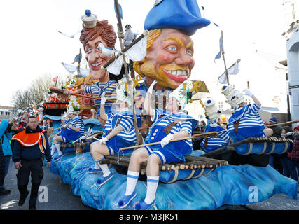 Bruxelles, Belgique. Feb 11, 2018. Fêtards s'assister à la 90e défilé du carnaval d'Alost, quelque 30 kilomètres au nord-ouest de Bruxelles, capitale de la Belgique, le 11 février, 2018. Des milliers de fêtards ont participé à l'Assemblée Aalst Carnival le dimanche, qui a été inscrit sur la Liste représentative du patrimoine culturel immatériel de l'humanité par l'UNESCO en 2010. Credit : Ye Pingfan/Xinhua/Alamy Live News Banque D'Images