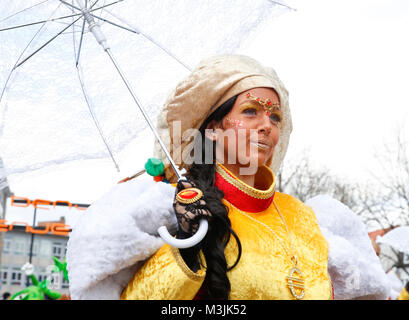 Bruxelles, Belgique. Feb 11, 2018. Un reveler assiste à la 90e défilé du carnaval d'Alost, quelque 30 kilomètres au nord-ouest de Bruxelles, capitale de la Belgique, le 11 février, 2018. Des milliers de fêtards ont participé à l'Assemblée Aalst Carnival le dimanche, qui a été inscrit sur la Liste représentative du patrimoine culturel immatériel de l'humanité par l'UNESCO en 2010. Credit : Ye Pingfan/Xinhua/Alamy Live News Banque D'Images