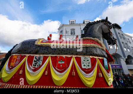 Bruxelles, Belgique. Feb 11, 2018. Fêtards s'assister à la 90e défilé du carnaval d'Alost, quelque 30 kilomètres au nord-ouest de Bruxelles, capitale de la Belgique, le 11 février, 2018. Des milliers de fêtards ont participé à l'Assemblée Aalst Carnival le dimanche, qui a été inscrit sur la Liste représentative du patrimoine culturel immatériel de l'humanité par l'UNESCO en 2010. Credit : Ye Pingfan/Xinhua/Alamy Live News Banque D'Images