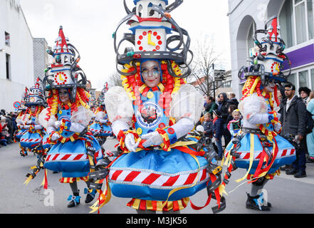 Bruxelles, Belgique. Feb 11, 2018. Fêtards s'assister à la 90e défilé du carnaval d'Alost, quelque 30 kilomètres au nord-ouest de Bruxelles, capitale de la Belgique, le 11 février, 2018. Des milliers de fêtards ont participé à l'Assemblée Aalst Carnival le dimanche, qui a été inscrit sur la Liste représentative du patrimoine culturel immatériel de l'humanité par l'UNESCO en 2010. Credit : Ye Pingfan/Xinhua/Alamy Live News Banque D'Images