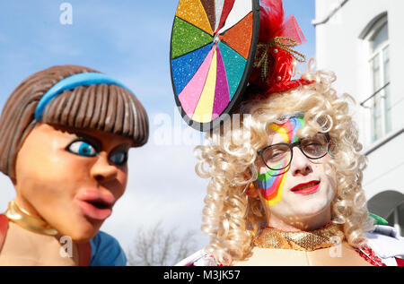 Bruxelles, Belgique. Feb 11, 2018. Un reveler assiste à la 90e défilé du carnaval d'Alost, quelque 30 kilomètres au nord-ouest de Bruxelles, capitale de la Belgique, le 11 février, 2018. Des milliers de fêtards ont participé à l'Assemblée Aalst Carnival le dimanche, qui a été inscrit sur la Liste représentative du patrimoine culturel immatériel de l'humanité par l'UNESCO en 2010. Credit : Ye Pingfan/Xinhua/Alamy Live News Banque D'Images