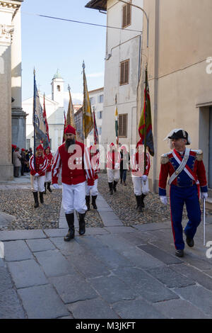 Ivrea, Italie. 11 février 2018. Ivrea Carnaval historique procession Crédit : Marco Destefanis/Alamy Live News Banque D'Images