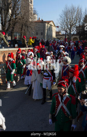 Ivrea, Italie. 11 février 2018. Ivrea Carnaval historique procession avec le général et la fille de meunier caractères. Crédit : Marco Destefanis/Alamy Live News Banque D'Images