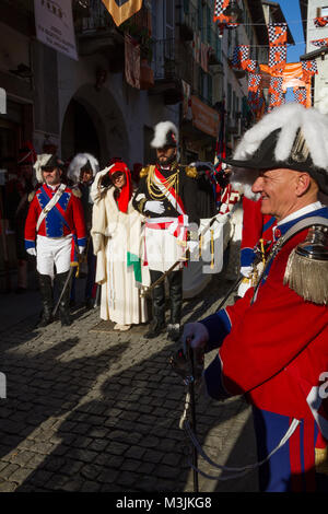 Ivrea, Italie. 11 février 2018. Ivrea Carnaval historique procession avec le général et la fille de meunier caractères. Crédit : Marco Destefanis/Alamy Live News Banque D'Images