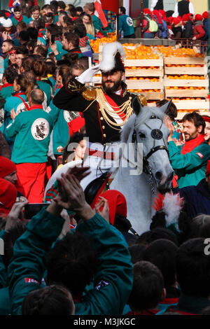 Ivrea, Italie. 11 février 2018. Ivrea Carnaval historique procession Crédit : Marco Destefanis/Alamy Live News Banque D'Images