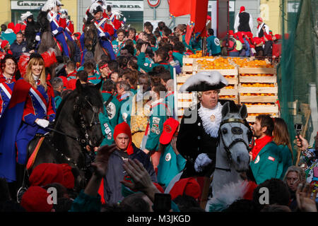 Ivrea, Italie. 11 février 2018. Ivrea Carnaval historique procession Crédit : Marco Destefanis/Alamy Live News Banque D'Images