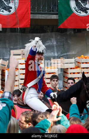 Ivrea, Italie. 11 février 2018. Monté à cheval au cours de caractère Ivrea Carnaval historique procession Crédit : Marco Destefanis/Alamy Live News Banque D'Images