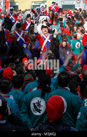 Ivrea, Italie. 11 février 2018. Ivrea Carnaval historique procession Crédit : Marco Destefanis/Alamy Live News Banque D'Images