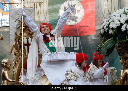 Ivrea, Italie. 11 février 2018. La fille de meunier au cours de caractère Ivrea Carnaval historique procession Crédit : Marco Destefanis/Alamy Live News Banque D'Images