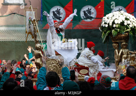 Ivrea, Italie. 11 février 2018. La fille de meunier au cours de caractère Ivrea Carnaval historique procession Crédit : Marco Destefanis/Alamy Live News Banque D'Images