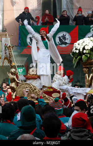 Ivrea, Italie. 11 février 2018. La fille de meunier au cours de caractère Ivrea Carnaval historique procession Crédit : Marco Destefanis/Alamy Live News Banque D'Images