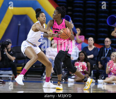 Los Angeles, CA, USA. Feb 11, 2018. L'UCLA Bruins Monique Billings (25) Lecture de la défense étroite sur Arizona State Sun Devils avant Sophia Elenga (21) pendant l'état de l'Arizona vs à Westwood UCLA Bruins le 11 février 2018. (Photo par Jevone Moore) Credit : csm/Alamy Live News Banque D'Images