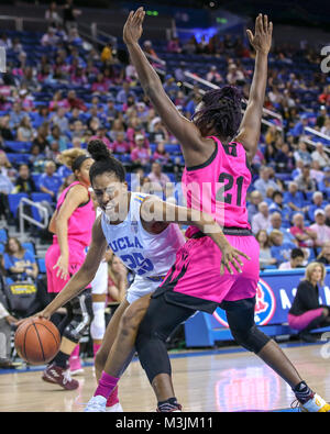 Los Angeles, CA, USA. Feb 11, 2018. L'UCLA Bruins Monique Billings (25) Prendre le virage sur Arizona State Sun Devils avant Sophia Elenga (21) pendant l'état de l'Arizona vs à Westwood UCLA Bruins le 11 février 2018. (Photo par Jevone Moore) Credit : csm/Alamy Live News Banque D'Images