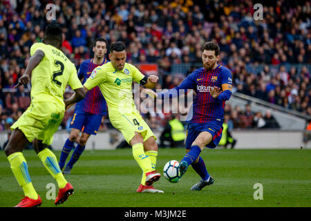 Barcelone, Espagne. Feb 11, 2018. Barcelone, Lionel Messi (1e R) rivalise avec Getafe's Bruno Gonzalez (2e R) lors d'un match de football ligue espagnol entre Barcelone et Getafe en Espagne, à Barcelone, le 11 février 2018. Le match s'est terminé 0-0. Credit : Joan Gosa/Xinhua/Alamy Live News Banque D'Images