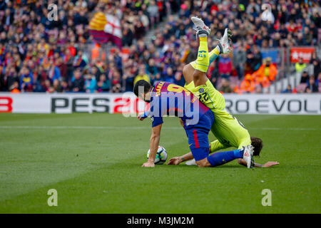 Barcelone, Espagne. Feb 11, 2018. Barcelone, Luis Suarez (L) rivalise avec Getafe's Damian Suarez lors d'un match de football ligue espagnol entre Barcelone et Getafe en Espagne, à Barcelone, le 11 février 2018. Le match s'est terminé 0-0. Credit : Joan Gosa/Xinhua/Alamy Live News Banque D'Images