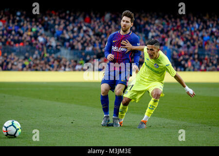 Barcelone, Espagne. Feb 11, 2018. Lionel Messi de Barcelone (L) rivalise avec Getafe's Faycal Fajr pendant un match de football ligue espagnol entre Barcelone et Getafe en Espagne, à Barcelone, le 11 février 2018. Le match s'est terminé 0-0. Credit : Joan Gosa/Xinhua/Alamy Live News Banque D'Images